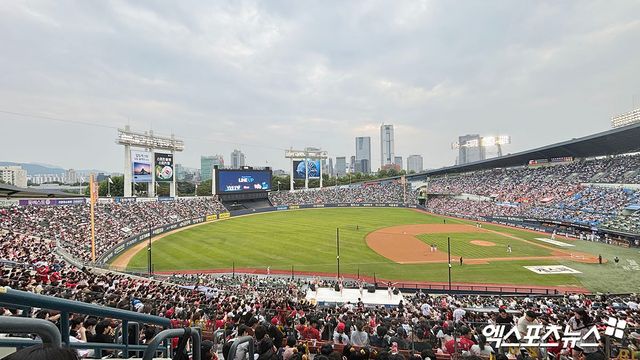7일 오후 서울 송파구 잠실야구장에서 열린 2024 신한 SOL Bank KBO리그 KIA 타이거즈와 두산 베어스의 경기, 관중석을 가득 채운 팬들이 경기를 지켜보고 있다. 잠실, 김한준 기자