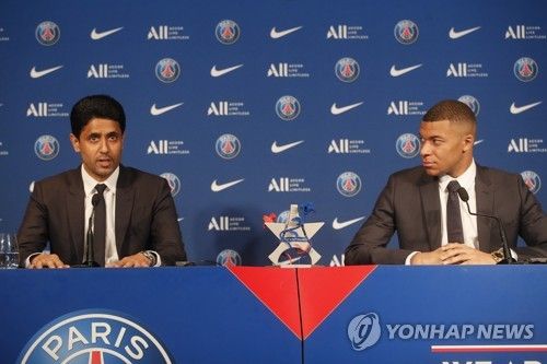 프랑스 매체 르파리지앵의 로랑 페랭 기자는 PSG 회장 나세르 알 켈라이피가 킬리안 음바페에게 한 행동은 너무 감정적이었다고 지적했다. 최근 PSG를 떠나 FA로 레알 마드리드와 5년 계약을 맺은 음바페는 이적을 결심하자 PSG가 자신을 경기에 내보내지 않으려고 했다고 폭로했다. 일부 언론들은 PSG가 음바페에게 줘야할 임금 일부도 체불했다고 주장했다. 이를 두고 페랭 기자는 알 켈라이피 회장의 행동은 지위에 맞지 않으며 위대함이 부족하다고 비난했다. 연합뉴스