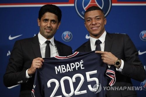 프랑스 매체 르파리지앵의 로랑 페랭 기자는 PSG 회장 나세르 알 켈라이피가 킬리안 음바페에게 한 행동은 너무 감정적이었다고 지적했다. 최근 PSG를 떠나 FA로 레알 마드리드와 5년 계약을 맺은 음바페는 이적을 결심하자 PSG가 자신을 경기에 내보내지 않으려고 했다고 폭로했다. 일부 언론들은 PSG가 음바페에게 줘야할 임금 일부도 체불했다고 주장했다. 이를 두고 페랭 기자는 알 켈라이피 회장의 행동은 지위에 맞지 않으며 위대함이 부족하다고 비난했다. 연합뉴스