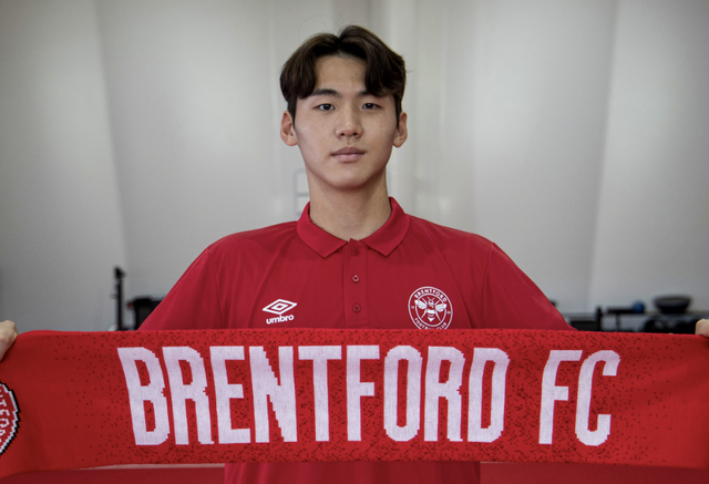 브렌트포드는 7일 구단 공식 홈페이지를 통해 김지수와 벤 윈터바텀이 브렌트포드 B팀에서 1군으로 승격됐다고 발표했다. 두 선수는 다음 시즌부터 토마스 프랭크 감독이 지휘하는 1군 스쿼드에 합류할 예정이다. 2004년생 대한민국 수비수 김지수는 2023 FIFA U-20 월드컵에서 좋은 활약을 펼친 후 지난해 여름 브렌트퍼드로 이적했지만 B팀에 합류하면서 프리미어리그 데뷔전을 갖지 못했다. 1년을 B팀에서 보낸 김지수는 새 시즌이 시작되기 전에 1군 합류에 성공하면서 다음 시즌 고대하던 프리미어리그와 브렌트퍼드 1군 데뷔전을 가질 수 있게 됐다. 브렌트퍼드 
