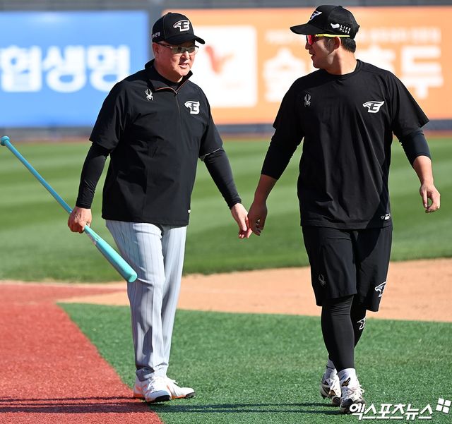 4일 오후 수원KT위즈파크에서 열리는 2024 신한 SOL Bank KBO리그 한화 이글스와 KT 위즈의 경기, 한화 김경문 감독이 최재훈과 대화를 나누고 있다. 엑스포츠뉴스DB