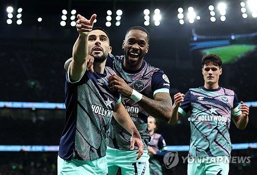 잉글랜드 축구대표팀은 오는 14일 독일에서 개최되는 UEFA 유로 2024를 앞두고 6일 최종 명단 26인을 발표했다. 이때 토트넘 홋스퍼 부주장이자 미드필더 제임스 매디슨이 최종 명단에서 탈락했다. 이번 시즌 전반기에 좋은 활약을 펼쳤지만 발목 부상에서 돌아온 뒤 경기력이 저하된 매디슨은 예비 명단 33명에 포함됐으나 끝내 최종 명단에 승선하는데 실패했다. 이후 브렌트퍼드 공격수 닐 무페이가 다트 사진을 올리면서 매디슨을 조롱해 논란이 됐다. 무페이는 올시즌 토트넘과의 경기에서 득점을 터트린 후 매디슨의 다트 세리머리를 하면서 매디슨과 설전을 벌인 바 있다. 연합뉴스