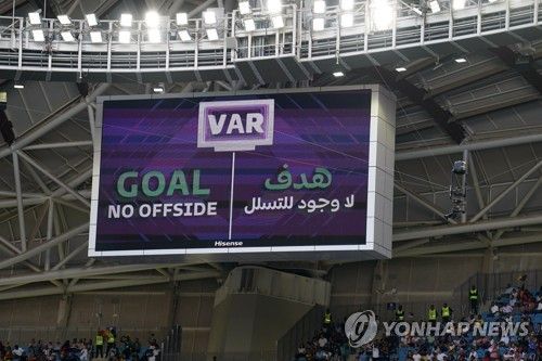 잉글리시 프리미어리그는 6일 공식 홈페이지를 통해 투표 결과 다음 시즌에도 VAR 시스템을 유지하게 됐다고 발표했다. 영국 공영방송 BBC에 의하면서 황희찬이 뛰고 있는 울버햄프턴 원더러스는 VAR 시스템에 큰 불만을 드러내면서 폐지를 시도했다. VAR 제도 폐지를 위해선 프리미어리그 20개 클럽 중 14개 구단 이상이 동의를 표해야 하는데 울버햄프턴을 제외한 나머지 19개 팀이 VAR 제도를 유지하는 쪽에 표를 던지면서 울버햄프턴의 VAR 퇴출 시도는 무위로 돌아갔다. 연합뉴스