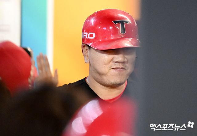 18일 오후 인천SSG랜더스필드에서 열린 2024 신한 SOL Bank KBO리그 KIA 타이거즈와 SSG 랜더스의 경기, 6회초 1사 2,3루 KIA 이우성이 스리런 홈런을 날린 후 더그아웃에서 하이파이브를 하고 있다. 엑스포츠뉴스 DB