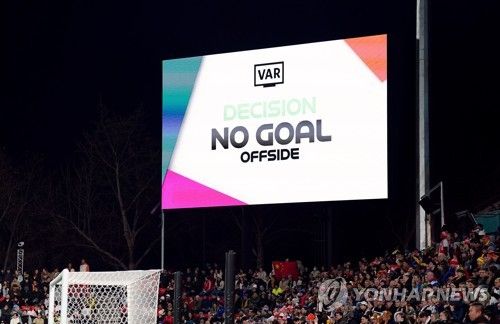 잉글리시 프리미어리그는 6일 공식 홈페이지를 통해 투표 결과 다음 시즌에도 VAR 시스템을 유지하게 됐다고 발표했다. 영국 공영방송 BBC에 의하면서 황희찬이 뛰고 있는 울버햄프턴 원더러스는 VAR 시스템에 큰 불만을 드러내면서 폐지를 시도했다. VAR 제도 폐지를 위해선 프리미어리그 20개 클럽 중 14개 구단 이상이 동의를 표해야 하는데 울버햄프턴을 제외한 나머지 19개 팀이 VAR 제도를 유지하는 쪽에 표를 던지면서 울버햄프턴의 VAR 퇴출 시도는 무위로 돌아갔다. 연합뉴스