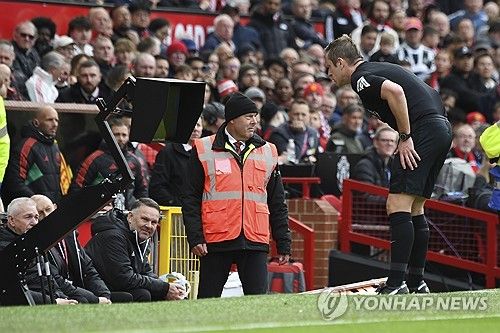 잉글리시 프리미어리그는 6일 공식 홈페이지를 통해 투표 결과 다음 시즌에도 VAR 시스템을 유지하게 됐다고 발표했다. 영국 공영방송 BBC에 의하면서 황희찬이 뛰고 있는 울버햄프턴 원더러스는 VAR 시스템에 큰 불만을 드러내면서 폐지를 시도했다. VAR 제도 폐지를 위해선 프리미어리그 20개 클럽 중 14개 구단 이상이 동의를 표해야 하는데 울버햄프턴을 제외한 나머지 19개 팀이 VAR 제도를 유지하는 쪽에 표를 던지면서 울버햄프턴의 VAR 퇴출 시도는 무위로 돌아갔다. 연합뉴스