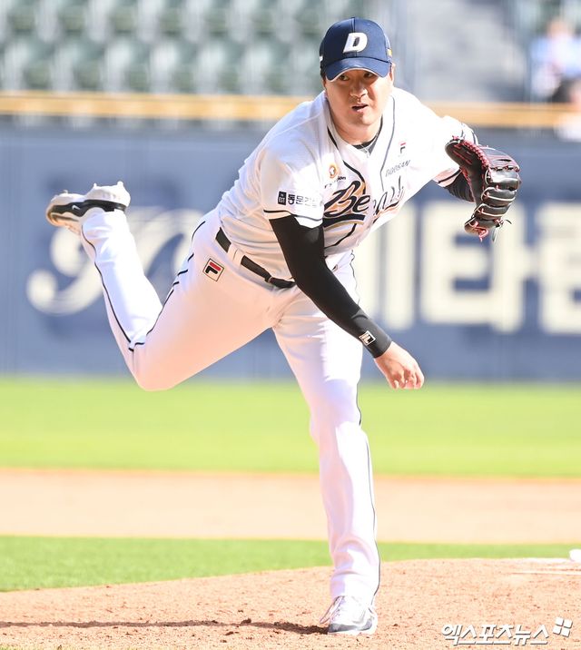 12일 오후 서울 송파구 잠실야구장에서 열린 2024 신한 SOL Bank KBO리그 KT 위즈와 두산 베어스의 더블헤더 1차전 경기, 8회초 두산 이영하가 공을 힘차게 던지고 있다. 엑스포츠뉴스 DB