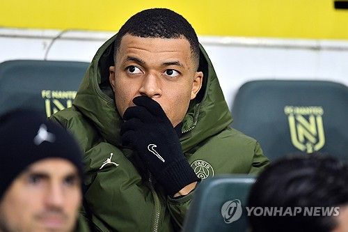 프랑스 매체 르파리지앵의 로랑 페랭 기자는 PSG 회장 나세르 알 켈라이피가 킬리안 음바페에게 한 행동은 너무 감정적이었다고 지적했다. 최근 PSG를 떠나 FA로 레알 마드리드와 5년 계약을 맺은 음바페는 이적을 결심하자 PSG가 자신을 경기에 내보내지 않으려고 했다고 폭로했다. 일부 언론들은 PSG가 음바페에게 줘야할 임금 일부도 체불했다고 주장했다. 이를 두고 페랭 기자는 알 켈라이피 회장의 행동은 지위에 맞지 않으며 위대함이 부족하다고 비난했다. 연합뉴스