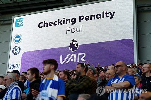 잉글리시 프리미어리그는 6일 공식 홈페이지를 통해 투표 결과 다음 시즌에도 VAR 시스템을 유지하게 됐다고 발표했다. 영국 공영방송 BBC에 의하면서 황희찬이 뛰고 있는 울버햄프턴 원더러스는 VAR 시스템에 큰 불만을 드러내면서 폐지를 시도했다. VAR 제도 폐지를 위해선 프리미어리그 20개 클럽 중 14개 구단 이상이 동의를 표해야 하는데 울버햄프턴을 제외한 나머지 19개 팀이 VAR 제도를 유지하는 쪽에 표를 던지면서 울버햄프턴의 VAR 퇴출 시도는 무위로 돌아갔다. 연합뉴스