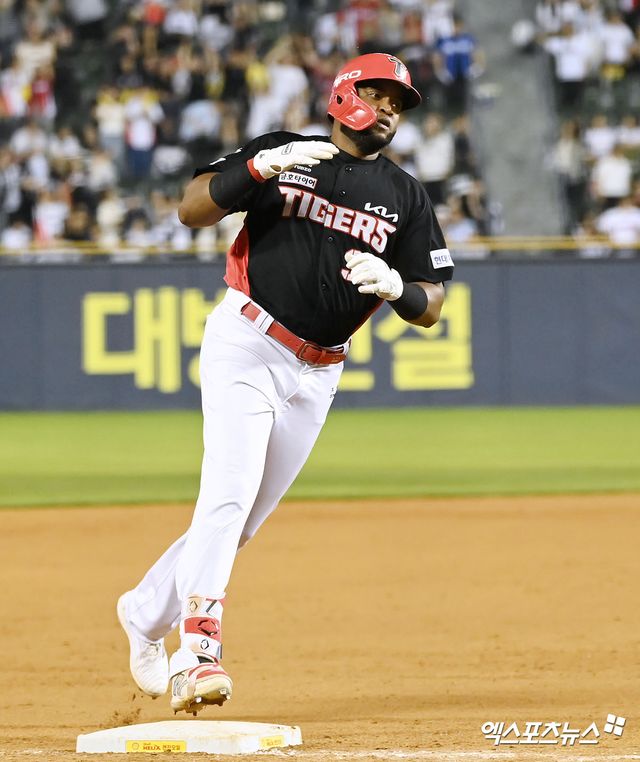 8일 오후 서울 송파구 잠실야구장에서 열린 2024 신한 SOL Bank KBO리그 KIA 타이거즈와 두산 베어스의 경기, 9회초 1사 1루 KIA 소크라테스가 투런 홈런을 날린 후 그라운드를 돌고 있다. 잠실, 김한준 기자