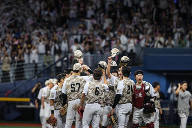 홍원기 감독이 이끄는 키움은 8일 서울 구로구 고척 스카이돔에서 열린 '2024 신한 SOL 뱅크 KBO리그' 삼성과의 주말 3연전 2차전에서 10-3 대승을 일궈냈다. 이날 승리한 키움은 25승36패를 기록했다. 최하위를 벗어나지 못했으나 2연승을 달리며 3게임 차 안팎으로 중하위권을 노크하게 됐다. 키움 주장 송성문은 이날 3점포 포함 4타수 3안타 5타점을 기록하며 승리의 일등공신이 됐다. 키움 히어로즈
