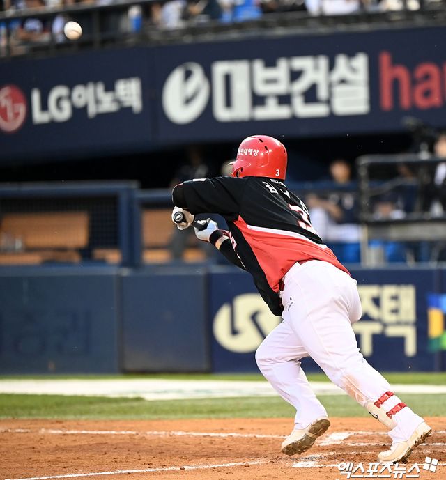 8일 오후 서울 송파구 잠실야구장에서 열린 2024 신한 SOL Bank KBO리그 KIA 타이거즈와 두산 베어스의 경기, 7회초 1사 1,3루 KIA 김선빈이 기습번트를 시도하고 있다. 잠실, 김한준 기자