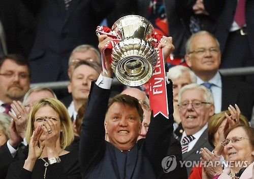 글로벌 매체 트리뷰나에 의하면 전 맨체스터 유나이티드 사령탑 루이스 판할 감독은 구단이 에릭 텐 하흐 감독에게 더 시간을 줄 것을 조언했다. 텐 하흐 감독은 이번 시즌 프리미어리그에서 8위를 차지하며 부진한 한 해를 보냈지만 FA컵 결승전에서 맨체스터 시티를 꺾어 우승을 차지하며 트로피를 들어 올렸다. 당초 맨유는 시즌 종료 후 텐 하흐 감독을 경질하려고 했지만 텐 하흐 감독이 FA컵에서 우승하면서 경질과 유임을 두고 고심에 빠진 것으로 알려졌다. 연합뉴스