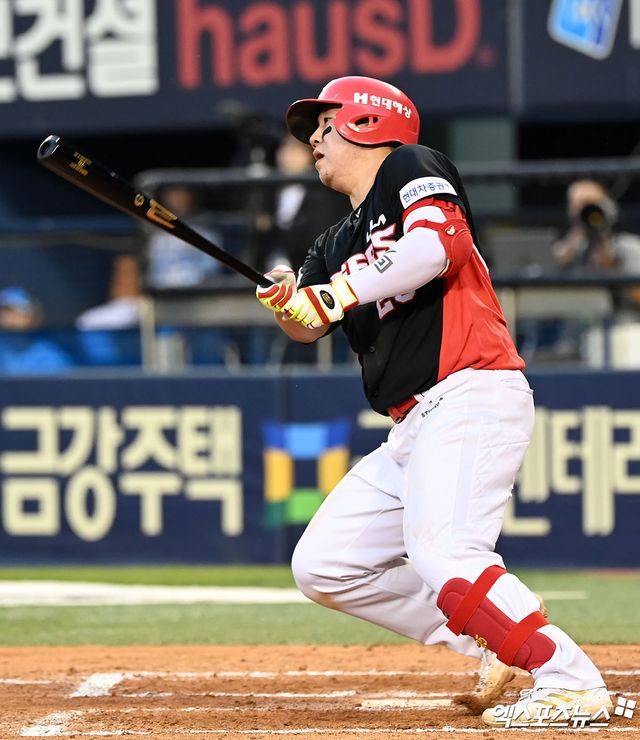 8일 오후 서울 송파구 잠실야구장에서 열린 2024 신한 SOL Bank KBO리그 KIA 타이거즈와 두산 베어스의 경기, 7회초 무사 1루 KIA 이우성이 좌전안타를 날리고 있다. 잠실, 김한준 기자