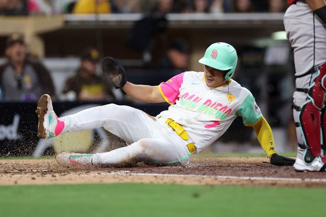 샌디에이고 파드리스 내야수 김하성이 8일 미국 캘리포니아주 샌디에이고의 펫코파크에서 열린 2024 미국프로야구 메이저리그 애리조나 다이아몬드백스와의 홈경기에 8번타자 겸 유격수로 선발 출전해 3타수 2안타 1홈런 2타점 1볼넷을 기록했다. AFP 연합뉴스