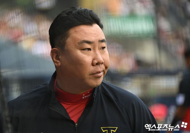 7일 오후 서울 송파구 잠실야구장에서 열린 2024 신한 SOL Bank KBO리그 KIA 타이거즈와 두산 베어스의 경기, KIA 이범호 감독이 국민의례를 마치고 더그아웃으로 향하고 있다. 잠실, 김한준 기자