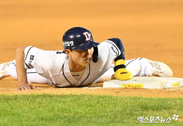 12일 오후 서울 송파구 잠실야구장에서 열린 2024 신한 SOL Bank KBO리그 KT 위즈와 두산 베어스의 더블헤더 2차전 경기, 7회말 2사 1루 두산 전민재가 KT 김민의 폭투를 틈타 3루까지 진루하고 있다. 엑스포츠뉴스 DB