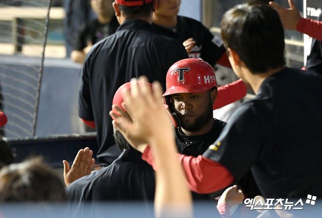 8일 오후 서울 송파구 잠실야구장에서 열린 2024 신한 SOL Bank KBO리그 KIA 타이거즈와 두산 베어스의 경기, 9회초 1사 1루 KIA 소크라테스가 투런 홈런을 날린 후 더그아웃에서 하이파이브를 하고 있다. 잠실, 김한준 기자