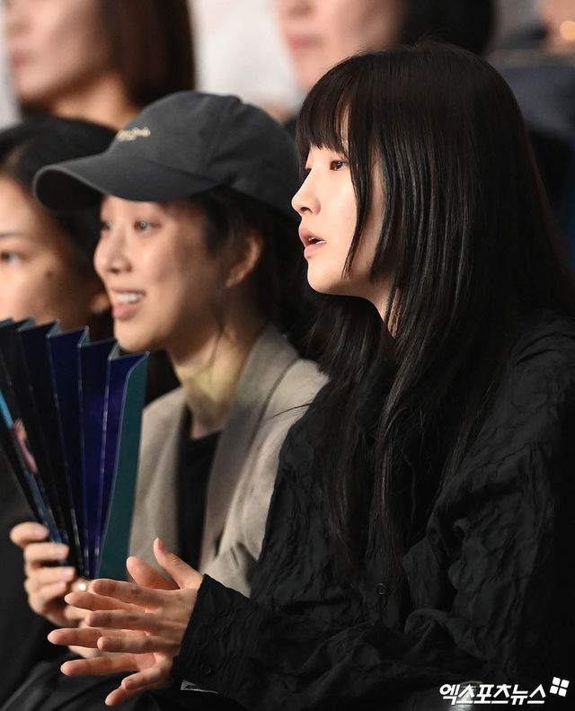 배우 정려원과 박소담이 8일 서울 잠실실내체육관에서 열린&nbsp;김연경 초청 'KYK 인비테이셔널 2024' '팀 대한민국'과 '팀 코리아'의 경기를 지켜봤다. 사진 박지영 기자 