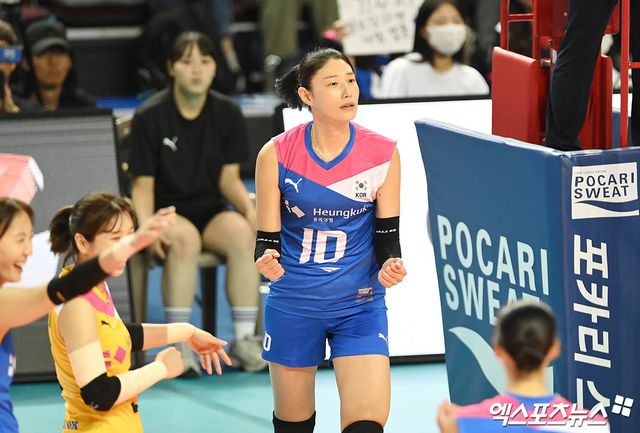 김연경이 8일 서울 잠실실내체육관에서 열린&nbsp;김연경 초청 'KYK 인비테이셔널 2024' '팀 대한민국'과 '팀 코리아'의 경기에서 '팀 대한민국' 소속으로 득점을 기록한 뒤 세리머니를 하고 있다. 사진 박지영 기자