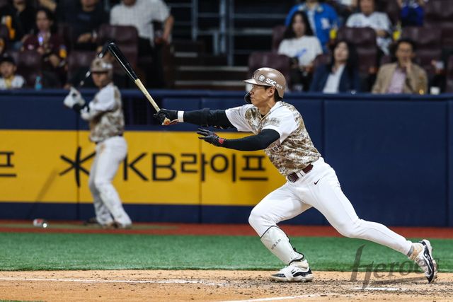 홍원기 감독이 이끄는 키움은 8일 서울 구로구 고척 스카이돔에서 열린 '2024 신한 SOL 뱅크 KBO리그' 삼성과의 주말 3연전 2차전에서 10-3 대승을 일궈냈다. 이날 승리한 키움은 25승36패를 기록했다. 최하위를 벗어나지 못했으나 2연승을 달리며 3게임 차 안팎으로 중하위권을 노크하게 됐다. 키움 주장 송성문은 이날 3점포 포함 4타수 3안타 5타점을 기록하며 승리의 일등공신이 됐다. 키움 히어로즈