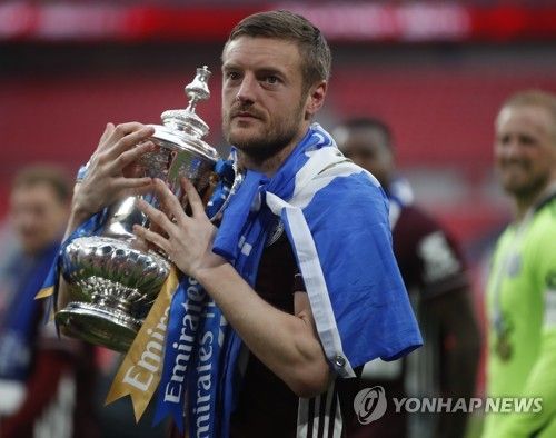 레스터 시티는 8일 구단 홈페이지를 통해 제이미 바디와 2025년 6월까지 계약 기간을 연장했다고 발표했다. 잉글랜드 공격수 바디는 2012년부터 레스터 시티에서 뛰기 시작해 지금까지 464경기에 나와 190골 66도움을 기록한 구단 레전드이다. 과거 레스터와 함께 프리미어리그와 FA컵에서 우승을 차지했던 바디는 37세가 됐음에도 기량을 유지하면서 이번 시즌 레스터 시티의 프리미어리그 승격을 이끌었다. 강등된지 1년 만에 다시 프리미어리그로 돌아온 레스터 시티는 바디와의 동행을 1년 더 연장하기로 결정했다. 연합뉴스