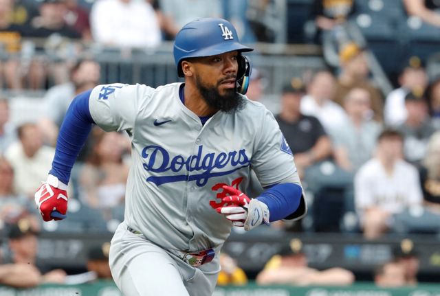 LA 다저스가 8일 미국 뉴욕주 브롱스의 양키스타디움에서 열린 2024 미국프로야구 메이저리그 뉴욕 양키스와의 원정경기에서 연장 11회 승부 끝에 2-1로 승리하면서 시즌 성적 40승25패를 만들었다. 테오스카 에르난데스는 11회초 2타점 2루타를 때리면서 결승타의 주인공이 됐다. USA투데이스포츠 연합뉴스