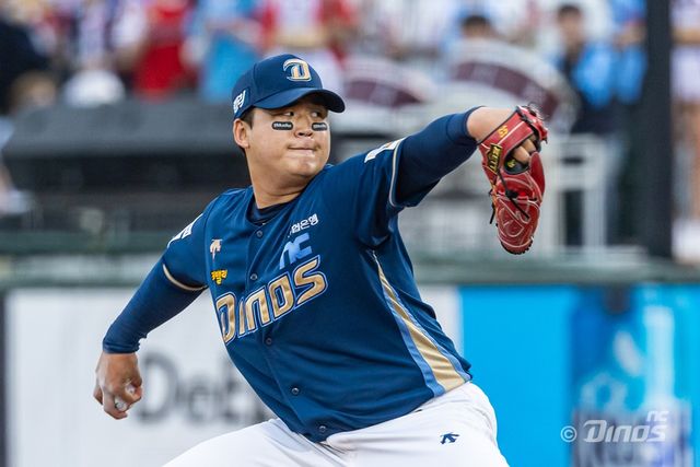 NC 다이노스 신민혁이 지난 등판의 아쉬움을 씻는 호투로 팀의 연승을 이끌었다. NC는 8일 대전 한화생명이글스파크에서 열린 2024 신한 SOL Bank KBO리그 한화 이글스와의 원정경기에서 4-2로 승리했다. 이날 선발투수로 등판한 신민혁은 두 방의 홈런을 허용했지만 7이닝 무사사구 4피안타 2탈삼진 2실점으로 호투하고 시즌 5승을 올렸다. 직전 두 번의 등판에서는 모두 4회를 버티지 못하고 강판됐을 정도로 내용과 결과가 좋지 않았다. 지난달 28일 창원 KIA전에서 2이닝 6피안타 1볼넷 6실점으로 무너졌고, 4일 휴식 후 등판한 2일 사직 롯데전에서도 3⅔이닝 5피안타 1사구 1탈삼진 2실점으로 마운드를 일찍 내려갔다. 하지만 이날은 단 85구로 7이닝을 소화하며 한화 타선을 꽁꽁 묶었고, 불펜 부담을 줄였다. 최고 구속 144km/h로 156km/h까지 던진 상대 문동주와 비교했을 때 압도적인 스피드는 아니지만 오히려 결과는 더 좋았다. 직구에 체인지업, 커터를 위주로 커브를 섞었다. - 경기 후 신민혁은 "직구 몸쪽 투구도 많이 하고, 형준이 볼배합 대로 잘 가서 좋은 결과가 있었던 것 같다"고 돌아봤다. 신민혁과 배터리 호흡을 맞춘 김형준 역시 "경기 전 민혁이랑 대화를 나누며 이기기 위해 많은 계획을 짰는데 이 부분이 잘 맞아 떨어졌다. 서로 믿고 이기기 위해 최선을 다했던 것이 연승으로 이어진 것 같다"고 밝혔다. 문동주와 지난해 열린 2023 아시아 프로야구 챔피언십(APBC) 국가대표팀으로 한솥밥을 먹기도 했던 신민혁은 문동주와의 맞대결을 신경 썼다고 솔직하게 말하며 "동주와 전날 연락도 했다. 동주가 살살하라고 하길래 내가 더 살살하라고 했다. 승을 못한지 꽤 돼서 신경을 좀 쓰고 있었는데, 운 좋게 이겼다"고 전하기도 했다. - 5회까지 투구수가 단 45구. 7회까지도 85구에 불과했다. 8이닝은 물론 완투까지도 가능한 페이스였다. 특히 2020년부터 선발 경험이 있는 신민혁은 7이닝 경기는 몇 차례 있었지만 8이닝을 소화한 적은 없었다. 하지만 NC 벤치는 7회말 안치홍에게 홈런을 허용한 신민혁을 내리고 8회부터 불펜을 가동했다. 신민혁은 '완투 페이스였다'는 말에 "알고 있었다. 그 생각을 하자마자 홈런을 맞았다"고 쓴웃음을 지었다. 신민혁은 "홈런을 맞아서 7회에 내려올 때 기분이 안 좋기도 했다. 솔직히 한 이닝 더 가고 싶었다. 충분히 던질 수 있었고, 던지고 싶었다"고 털어놓으면서도 "불펜 투수가 좋으니까 믿고 내려왔다. 다음에 기회가 있으면 그때 던져보고 싶다"고 기대했다. - NC의 토종 1선발 역할, 신민혁은 "팀이 그런 기대를 걸고 있기 때문에 현재로서는 로테이션에서 빠지지 않고 꾸준히 선발을 도는 게 플러스라고 생각을 하고 있다"며 "올해는 꼭 한국시리즈 우승을 해보고 싶다. 지금은 조금 내려와 있지만 다시 올라가면 가을야구에 갈 수 있으니 더 잘하려고 생각하고 있다"고 전했다.