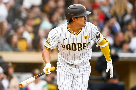 미국 메이저리그 샌디에이고 파드리스의 주전 유격수 김하성. 9일(한국시간)&nbsp;미국 캘리포니아주 샌디에이고의 펫코파크에서 열린 2024 메이저리그 정규시즌 애리조나 다이아몬드백스와의 홈 경기에 8번타자 겸 유격수로 선발출전, 2경기 연속 홈런을 터뜨렸다. 사진 연합뉴스