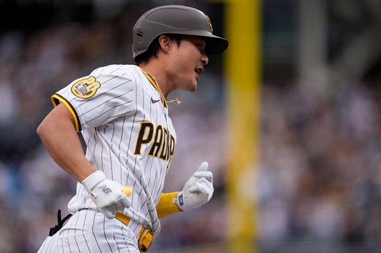 미국 메이저리그 샌디에이고 파드리스의 주전 유격수 김하성. 9일(한국시간)&nbsp;미국 캘리포니아주 샌디에이고의 펫코파크에서 열린 2024 메이저리그 정규시즌 애리조나 다이아몬드백스와의 홈 경기에 8번타자 겸 유격수로 선발출전, 2경기 연속 홈런을 터뜨렸다. 사진 연합뉴스