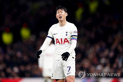 영국 매체 기브미 스포츠가 지난 8일(한국시간) 토트넘이 월드클래스 손흥민을 붙잡기 위해 재계약을 준비할 것이라고 전했다.&nbsp;손흥민 역시 토트넘에 남길 바라고 있으며 최근 불거진 튀르키예 명문팀 페네르바체로의 이적설울 일축하고 있다. 조세 무리뉴 감독 부임 이후 손흥민과 계속 연결되고 있지만, 프리미어리그보다 낮은 튀르키예 쉬페르리그로 대한민국 축구 국가대표팀 주장이 내려가는 일은 없을 것으로 보인다. 토트넘도 1년 연장 옵션만 고려했다가 재계약을 준비하는 것으로 전해졌다. 연합뉴스