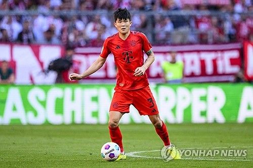 축구통계매체 컴페어러서네이터 8일 SNS를 통해 입번 시즌 유럽 5대리그 수비수의 90분당 볼 리커버리 횟수 TOP 5를 발표했다. 볼 리커버리 횟수가 높을수록 공 소유권을 빠르게 가져와 상대에게 공격 기회를 내주는 않는 수비수라는 걸 의미한다. 이때 대한민국 수비수 김민재가 유럽 5대리그에서 뛰는 수비수들 중 4번째로 볼 소유권을 많이 가져온 선수로 조사돼 눈길을 끌었다. 지난해 여름 바이에른 뮌헨으로 이적한 후 후반기에 주전 경쟁에서 밀린 김민재는 이번 여름 잔류가 예상되면서 다음 시즌 뱅상 콤파니 감독 체제에서 다시 주전으로 뛸 수 있을 거라는 기대감이 커지고 있다. 연합뉴스