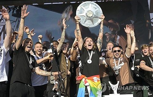 글로벌 스포츠 매체 디 애슬레틱이 9일(한국시간) 브라이턴 앤 호브 알비온이 파비안 휘젤러를 새로운 감독으로 선임할 예정이라고 전했다.&nbsp;1993년생으로 이제 31세가 된 휘젤러는 바이에른 뮌헨 유스 출신이지만, 커리어가 잘 풀리지 않았다. 2013년 뮌헨 2군 팀에서 호펜하임 2군으로 이적한 뒤, 1860 뮌헨, FC피핀스리드(5부), 아임스뷔텔러(4부)를 거쳐 2022년 12월 선수 생활을 은퇴했다.&nbsp;이후 지도자 커리어를 시작했고 상파울리를 이번 시즌 분데스리가 2 챔피언으로 이끌었다. 그가 브라이턴 감독으로 부임하면 역대 최연소 프리미어리그 감독이 된다. 연합뉴스