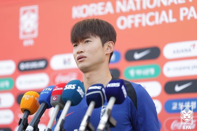 대표팀에서 유일하게 기존에 함께 했던 수비수인 김진수(전북현대)가 9일 고양종합운동장에서 진행된 훈련 전 인터뷰에서 새로운 어린 선수들과의 경쟁을 소중히 여긴다고 말했다.&nbsp;대한축구협회