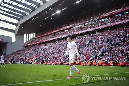 토트넘 소식을 다루는 영국 토트넘HQ가 선정한 토트넘 역대 최고의 라인업에서 리빙 레전드의 길을 걷고 있는 손흥민이 제외됐다.&nbsp;골키퍼는 팻 제닝스, 수비진은 카일 워커, 레들리 킹, 마이크 잉글랜드, 개리 매버트가 선정됐다. 중앙 미드필더에는 폴 개스코인과 데이브 맥케이가 이름을 올렸다. 윙어에는 글렌 호들과 가레스 베일이 위치했고, 투톱은 해리 케인과 지미 그리브스가 선정됐다. 2015년부터 9년 동안 토트넘에서 헌신한 손흥민은 그리브스, 케인, 호들, 베일 등 쟁쟁한 전설들을 뛰어넘지 못했다. 연합뉴스