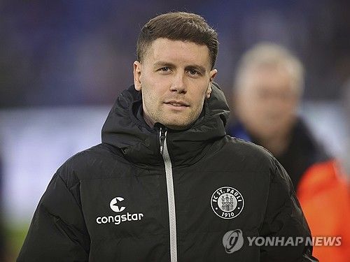 글로벌 스포츠 매체 디 애슬레틱이 9일(한국시간) 브라이턴 앤 호브 알비온이 파비안 휘젤러를 새로운 감독으로 선임할 예정이라고 전했다.&nbsp;1993년생으로 이제 31세가 된 휘젤러는 바이에른 뮌헨 유스 출신이지만, 커리어가 잘 풀리지 않았다. 2013년 뮌헨 2군 팀에서 호펜하임 2군으로 이적한 뒤, 1860 뮌헨, FC피핀스리드(5부), 아임스뷔텔러(4부)를 거쳐 2022년 12월 선수 생활을 은퇴했다.&nbsp;이후 지도자 커리어를 시작했고 상파울리를 이번 시즌 분데스리가 2 챔피언으로 이끌었다. 그가 브라이턴 감독으로 부임하면 역대 최연소 프리미어리그 감독이 된다. 연합뉴스