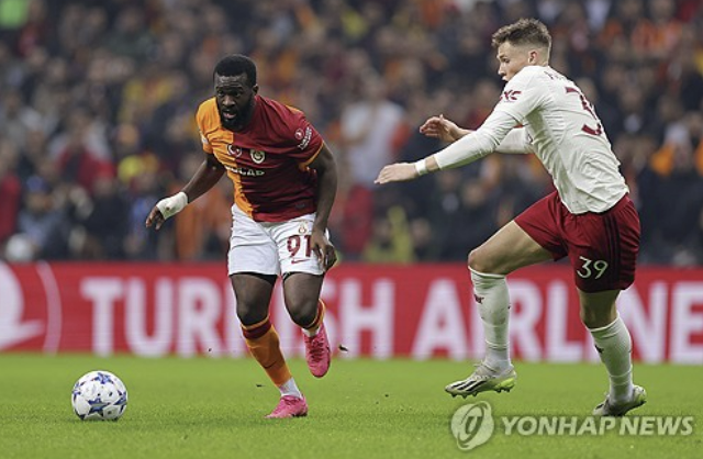 잉글리시 프리미어리그 토트넘 홋스퍼가 지난 2019년 1000억원이 넘는 이적료를 주고 데려왔음에도 부상과 실력 미달 등으로 제대로 활용하지 못한 미드필더 탕기 은돔벨레와 계약해지하는 쪽으로 방향을 잡았다. 은돔벨레와 계약기간은 오는 2025년까지다. 토트넘은 적당한 위약금을 주고 그를 1년 먼저 이적료 없이 풀어줄 전망이다. 은돔벨레 연봉이 170억원에 달해 위약금도 100억원을 넘을 것으로 여겨진다. 연합뉴스