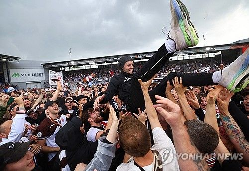 글로벌 스포츠 매체 디 애슬레틱이 9일(한국시간) 브라이턴 앤 호브 알비온이 파비안 휘젤러를 새로운 감독으로 선임할 예정이라고 전했다.&nbsp;1993년생으로 이제 31세가 된 휘젤러는 바이에른 뮌헨 유스 출신이지만, 커리어가 잘 풀리지 않았다. 2013년 뮌헨 2군 팀에서 호펜하임 2군으로 이적한 뒤, 1860 뮌헨, FC피핀스리드(5부), 아임스뷔텔러(4부)를 거쳐 2022년 12월 선수 생활을 은퇴했다.&nbsp;이후 지도자 커리어를 시작했고 상파울리를 이번 시즌 분데스리가 2 챔피언으로 이끌었다. 그가 브라이턴 감독으로 부임하면 역대 최연소 프리미어리그 감독이 된다. 연합뉴스