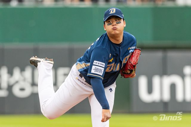 NC 다이노스 신민혁이 지난 등판의 아쉬움을 씻는 호투로 팀의 연승을 이끌었다. NC는 8일 대전 한화생명이글스파크에서 열린 2024 신한 SOL Bank KBO리그 한화 이글스와의 원정경기에서 4-2로 승리했다. 이날 선발투수로 등판한 신민혁은 두 방의 홈런을 허용했지만 7이닝 무사사구 4피안타 2탈삼진 2실점으로 호투하고 시즌 5승을 올렸다. 직전 두 번의 등판에서는 모두 4회를 버티지 못하고 강판됐을 정도로 내용과 결과가 좋지 않았다. 지난달 28일 창원 KIA전에서 2이닝 6피안타 1볼넷 6실점으로 무너졌고, 4일 휴식 후 등판한 2일 사직 롯데전에서도 3⅔이닝 5피안타 1사구 1탈삼진 2실점으로 마운드를 일찍 내려갔다. 하지만 이날은 단 85구로 7이닝을 소화하며 한화 타선을 꽁꽁 묶었고, 불펜 부담을 줄였다. 최고 구속 144km/h로 156km/h까지 던진 상대 문동주와 비교했을 때 압도적인 스피드는 아니지만 오히려 결과는 더 좋았다. 직구에 체인지업, 커터를 위주로 커브를 섞었다. - 경기 후 신민혁은 "직구 몸쪽 투구도 많이 하고, 형준이 볼배합 대로 잘 가서 좋은 결과가 있었던 것 같다"고 돌아봤다. 신민혁과 배터리 호흡을 맞춘 김형준 역시 "경기 전 민혁이랑 대화를 나누며 이기기 위해 많은 계획을 짰는데 이 부분이 잘 맞아 떨어졌다. 서로 믿고 이기기 위해 최선을 다했던 것이 연승으로 이어진 것 같다"고 밝혔다. 문동주와 지난해 열린 2023 아시아 프로야구 챔피언십(APBC) 국가대표팀으로 한솥밥을 먹기도 했던 신민혁은 문동주와의 맞대결을 신경 썼다고 솔직하게 말하며 "동주와 전날 연락도 했다. 동주가 살살하라고 하길래 내가 더 살살하라고 했다. 승을 못한지 꽤 돼서 신경을 좀 쓰고 있었는데, 운 좋게 이겼다"고 전하기도 했다. - 5회까지 투구수가 단 45구. 7회까지도 85구에 불과했다. 8이닝은 물론 완투까지도 가능한 페이스였다. 특히 2020년부터 선발 경험이 있는 신민혁은 7이닝 경기는 몇 차례 있었지만 8이닝을 소화한 적은 없었다. 하지만 NC 벤치는 7회말 안치홍에게 홈런을 허용한 신민혁을 내리고 8회부터 불펜을 가동했다. 신민혁은 '완투 페이스였다'는 말에 "알고 있었다. 그 생각을 하자마자 홈런을 맞았다"고 쓴웃음을 지었다. 신민혁은 "홈런을 맞아서 7회에 내려올 때 기분이 안 좋기도 했다. 솔직히 한 이닝 더 가고 싶었다. 충분히 던질 수 있었고, 던지고 싶었다"고 털어놓으면서도 "불펜 투수가 좋으니까 믿고 내려왔다. 다음에 기회가 있으면 그때 던져보고 싶다"고 기대했다. - NC의 토종 1선발 역할, 신민혁은 "팀이 그런 기대를 걸고 있기 때문에 현재로서는 로테이션에서 빠지지 않고 꾸준히 선발을 도는 게 플러스라고 생각을 하고 있다"며 "올해는 꼭 한국시리즈 우승을 해보고 싶다. 지금은 조금 내려와 있지만 다시 올라가면 가을야구에 갈 수 있으니 더 잘하려고 생각하고 있다"고 전했다.