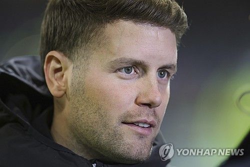 글로벌 스포츠 매체 디 애슬레틱이 9일(한국시간) 브라이턴 앤 호브 알비온이 파비안 휘젤러를 새로운 감독으로 선임할 예정이라고 전했다.&nbsp;1993년생으로 이제 31세가 된 휘젤러는 바이에른 뮌헨 유스 출신이지만, 커리어가 잘 풀리지 않았다. 2013년 뮌헨 2군 팀에서 호펜하임 2군으로 이적한 뒤, 1860 뮌헨, FC피핀스리드(5부), 아임스뷔텔러(4부)를 거쳐 2022년 12월 선수 생활을 은퇴했다.&nbsp;이후 지도자 커리어를 시작했고 상파울리를 이번 시즌 분데스리가 2 챔피언으로 이끌었다. 그가 브라이턴 감독으로 부임하면 역대 최연소 프리미어리그 감독이 된다. 연합뉴스