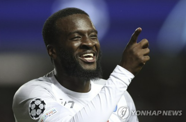 잉글리시 프리미어리그 토트넘 홋스퍼가 지난 2019년 1000억원이 넘는 이적료를 주고 데려왔음에도 부상과 실력 미달 등으로 제대로 활용하지 못한 미드필더 탕기 은돔벨레와 계약해지하는 쪽으로 방향을 잡았다. 은돔벨레와 계약기간은 오는 2025년까지다. 토트넘은 적당한 위약금을 주고 그를 1년 먼저 이적료 없이 풀어줄 전망이다. 은돔벨레 연봉이 170억원에 달해 위약금도 100억원을 넘을 것으로 여겨진다. 연합뉴스