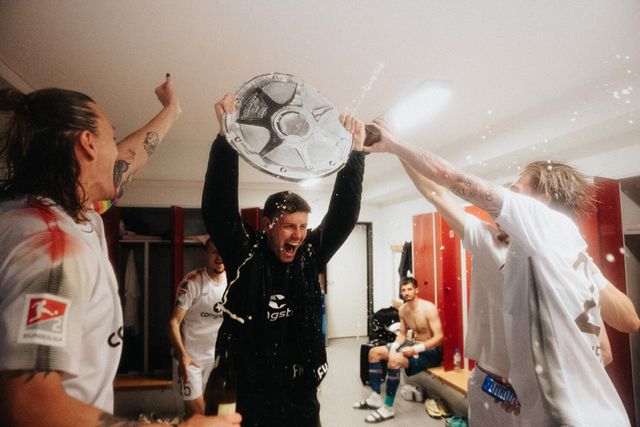 글로벌 스포츠 매체 디 애슬레틱이 9일(한국시간) 브라이턴 앤 호브 알비온이 파비안 휘젤러를 새로운 감독으로 선임할 예정이라고 전했다.&nbsp;1993년생으로 이제 31세가 된 휘젤러는 바이에른 뮌헨 유스 출신이지만, 커리어가 잘 풀리지 않았다. 2013년 뮌헨 2군 팀에서 호펜하임 2군으로 이적한 뒤, 1860 뮌헨, FC피핀스리드(5부), 아임스뷔텔러(4부)를 거쳐 2022년 12월 선수 생활을 은퇴했다.&nbsp;이후 지도자 커리어를 시작했고 상파울리를 이번 시즌 분데스리가 2 챔피언으로 이끌었다. 그가 브라이턴 감독으로 부임하면 역대 최연소 프리미어리그 감독이 된다. 상파울리