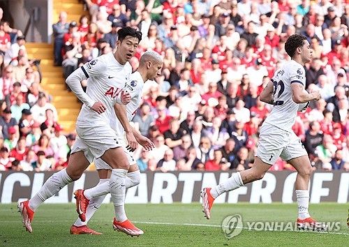 토트넘 소식을 다루는 영국 토트넘HQ가 선정한 토트넘 역대 최고의 라인업에서 리빙 레전드의 길을 걷고 있는 손흥민이 제외됐다.&nbsp;골키퍼는 팻 제닝스, 수비진은 카일 워커, 레들리 킹, 마이크 잉글랜드, 개리 매버트가 선정됐다. 중앙 미드필더에는 폴 개스코인과 데이브 맥케이가 이름을 올렸다. 윙어에는 글렌 호들과 가레스 베일이 위치했고, 투톱은 해리 케인과 지미 그리브스가 선정됐다. 2015년부터 9년 동안 토트넘에서 헌신한 손흥민은 그리브스, 케인, 호들, 베일 등 쟁쟁한 전설들을 뛰어넘지 못했다. 연합뉴스