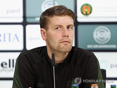 글로벌 스포츠 매체 디 애슬레틱이 9일(한국시간) 브라이턴 앤 호브 알비온이 파비안 휘젤러를 새로운 감독으로 선임할 예정이라고 전했다.&nbsp;1993년생으로 이제 31세가 된 휘젤러는 바이에른 뮌헨 유스 출신이지만, 커리어가 잘 풀리지 않았다. 2013년 뮌헨 2군 팀에서 호펜하임 2군으로 이적한 뒤, 1860 뮌헨, FC피핀스리드(5부), 아임스뷔텔러(4부)를 거쳐 2022년 12월 선수 생활을 은퇴했다.&nbsp;이후 지도자 커리어를 시작했고 상파울리를 이번 시즌 분데스리가 2 챔피언으로 이끌었다. 그가 브라이턴 감독으로 부임하면 역대 최연소 프리미어리그 감독이 된다. 연합뉴스