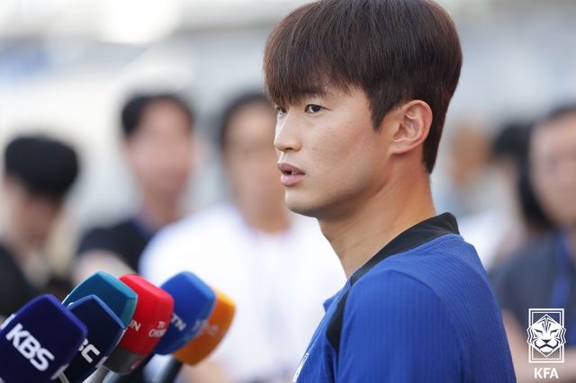 대표팀에서 유일하게 기존에 함께 했던 수비수인 김진수(전북현대)가 9일 고양종합운동장에서 진행된 훈련 전 인터뷰에서 새로운 어린 선수들과의 경쟁을 소중히 여긴다고 말했다.&nbsp;대한축구협회