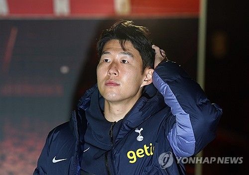 영국 매체 기브미 스포츠가 지난 8일(한국시간) 토트넘이 월드클래스 손흥민을 붙잡기 위해 재계약을 준비할 것이라고 전했다.&nbsp;손흥민 역시 토트넘에 남길 바라고 있으며 최근 불거진 튀르키예 명문팀 페네르바체로의 이적설울 일축하고 있다. 조세 무리뉴 감독 부임 이후 손흥민과 계속 연결되고 있지만, 프리미어리그보다 낮은 튀르키예 쉬페르리그로 대한민국 축구 국가대표팀 주장이 내려가는 일은 없을 것으로 보인다. 토트넘도 1년 연장 옵션만 고려했다가 재계약을 준비하는 것으로 전해졌다. 연합뉴스