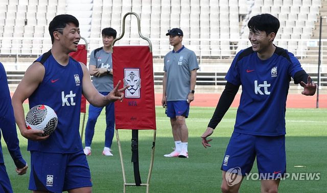 (고양=연합뉴스) 한상균 기자 = 한국 축구 대표팀 이 9일 고양종합운동장에서 훈련 중 대화하고 있다. 대표팀은 11일 서울월드컵경기장에서 중국과 북중미 월드컵 2차 예선 최종전을 치른다. 2024.6.9 xyz@yna.co.kr