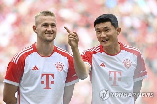 축구통계매체 컴페어러서네이터 8일 SNS를 통해 입번 시즌 유럽 5대리그 수비수의 90분당 볼 리커버리 횟수 TOP 5를 발표했다. 볼 리커버리 횟수가 높을수록 공 소유권을 빠르게 가져와 상대에게 공격 기회를 내주는 않는 수비수라는 걸 의미한다. 이때 대한민국 수비수 김민재가 유럽 5대리그에서 뛰는 수비수들 중 4번째로 볼 소유권을 많이 가져온 선수로 조사돼 눈길을 끌었다. 지난해 여름 바이에른 뮌헨으로 이적한 후 후반기에 주전 경쟁에서 밀린 김민재는 이번 여름 잔류가 예상되면서 다음 시즌 뱅상 콤파니 감독 체제에서 다시 주전으로 뛸 수 있을 거라는 기대감이 커지고 있다. 연합뉴스