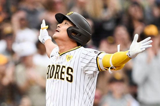 미국 메이저리그 샌디에이고 파드리스의 주전 유격수 김하성. 9일(한국시간)&nbsp;미국 캘리포니아주 샌디에이고의 펫코파크에서 열린 2024 메이저리그 정규시즌 애리조나 다이아몬드백스와의 홈 경기에 8번타자 겸 유격수로 선발출전, 2경기 연속 홈런을 터뜨렸다. 사진 연합뉴스