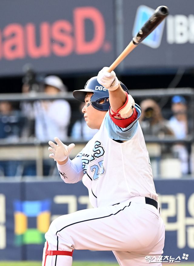 8일 오후 서울 송파구 잠실야구장에서 열린 2024 신한 SOL Bank KBO리그 KIA 타이거즈와 두산 베어스의 경기, 4회말 2사 2,3루 두산 양의지가 2타점 2루타를 날리고 있다. 잠실, 김한준 기자